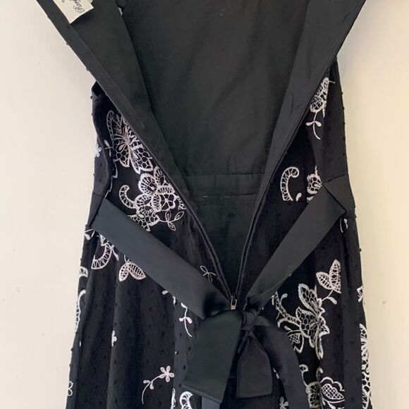 Rare Editions black dress with white embroidered flowers. Tie back. Size 14 - Picture 9 of 10
